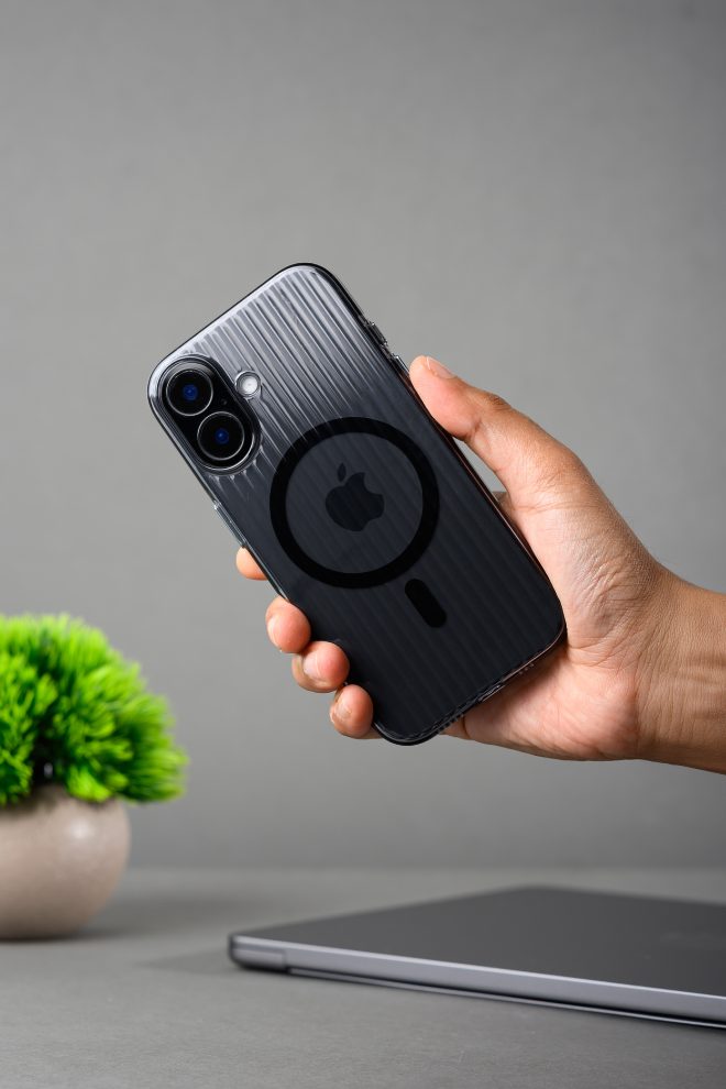 Corrugated Wave Pattern Glossy Case for iPhone 16 Black (2)